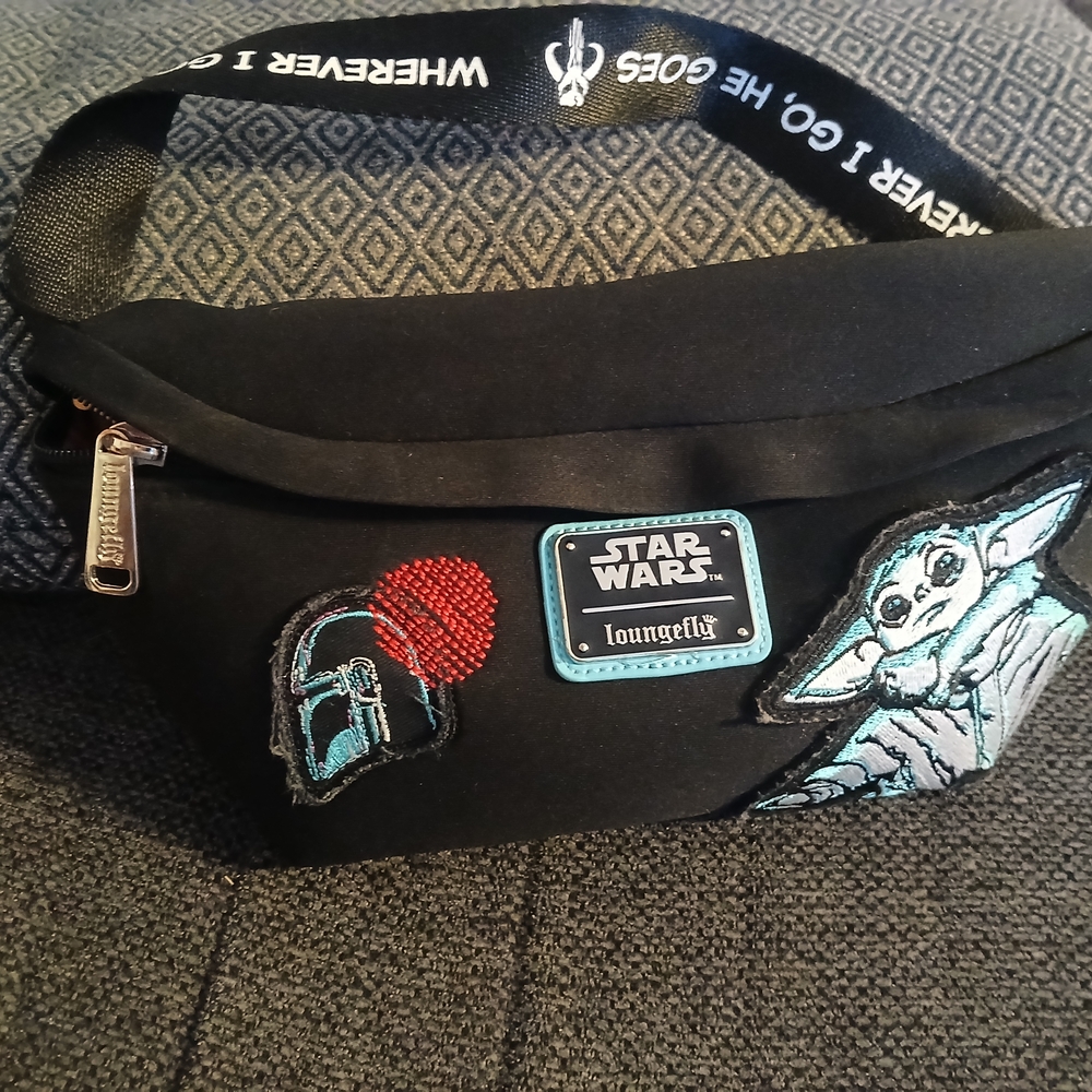DISNEY STAR WARS
FABULOUS LOUNGEFLY "THE MADALORIAN AND CHILD" 
FANNY PA